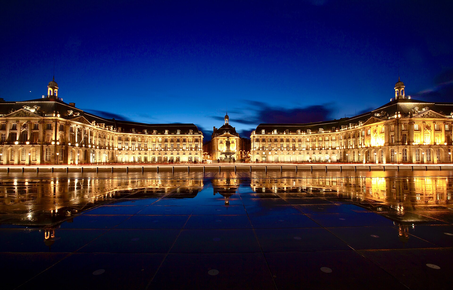 Place de la Bourse à Bordeaux, de nuit, façades éclairées